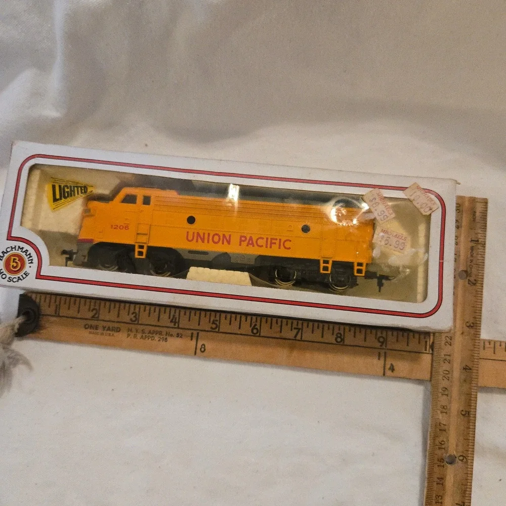 Vtg Bachmann EMD F9 Diesel Union Pacific Yellow HO Scale Electric Train 70s 1206